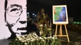 香港支聯會劉曉波逝世一週年追思會放置的劉曉波銅像被群眾獻花圍繞。(美國之音特約記者 湯惠芸拍攝 )