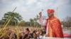 El Cardenal Leopoldo Brenes bendice mientras la gente levanta sus palmas para recibir bendiciones durante una misa del Domingo de Ramos en Managua, Nicaragua, el 24 de marzo de 2024. 