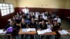 Un professeur pose avec sa classe à Soweto, Afrique du sud, le 17 septembre 2015. 