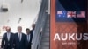 美国、澳大利亚和英国三国领导人2023年3月公布“奥库斯”（AUKUS）项目细节，将协助澳大利亚获得核动力攻击潜艇。（美联社）