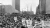 1967年4月15日，数千人聚集在纽约的联合国广场，举行示威反对美国卷入越战