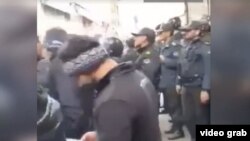 در حالی که مغازه های بازار تهران روز یکشنبه بسته بود، نیروهای پلیس رفت و آمد بازاریان و مردم را زیر نظر داشتند. 