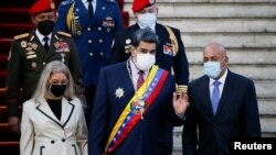 El presidente de Venezuela, Nicolás Maduro, llega acompañado por su esposa Cilia Flores para pronunciar su discurso anual sobre el estado de la nación durante una sesión especial de la Asamblea Nacional, en Caracas, Venezuela, el 15 de enero de 2022. REUT