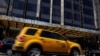 미국 뉴욕의 맨하탄에 소재한 트럼프 인터네셔널 호텔 앞으로 택시가 지나가고 있다. 