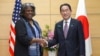 린다 토마스-그린필드 유엔 주재 미국 대사(왼쪽)와 기시다 후미오 일본 총리가 19일 회담 중 악수를 나누고 있다.