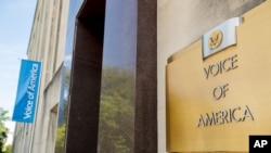 美國之音位於華盛頓的總部大樓的標識。(2020年6月15日)