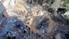 巴勒斯坦人查看以色列对拉法展开行动后的一处房屋废墟。（2024年5月8日）