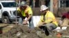 ARCHIVO - Trabajadores de la construcción trabajan en Mount Prospect, Illinois, el lunes 26 de febrero de 2024.