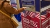 Una votante emite su voto durante la votación anticipada, un día antes de las elecciones primarias del supermartes, en el centro de votación del Ayuntamiento de San Francisco en San Francisco, California, EEUU, 4 de marzo de 2024. 