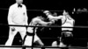 ARCHIVO - Francisco Rodríguez de Venezuela, derecha, lanza un izquierdazo a la cabeza de Harland Marbley, de EEUU, durante su pelea olímpica de peso semipesado en la Ciudad de México, el 25 de octubre de 1968. (Foto AP)