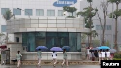 FILE - Employees make their way to work at the Samsung factory in Thai Nguyen province, north of Hanoi, Vietnam, Oct. 13, 2016. (Reuters)