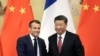 2019年11月6日,中國國家主席習近平和法國總統馬克宏在人民大會堂舉行聯合記者會後握手.。
