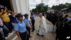 El padre Edwin Román asediado por la Policía Nacional 14 de noviembre de 2019. Foto AP/Alfredo Zúñiga