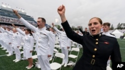 Выпускники Военно-морской академии во время официальной церемонии на стадионе.