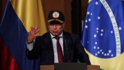 El presidente colombiano Gustavo Petro habla durante la inauguración de la Feria Internacional del Libro en Bogotá, Colombia, el 17 de abril de 2024. El mandatario desmintió informaciones sobre nuevas exigencias migratorias a venezolanos.