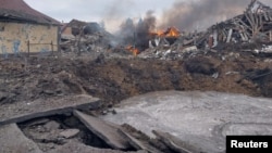 资料照片: 2024年3月6日乌克兰哈尔科夫地区俄罗斯空袭摧毁的住宅楼