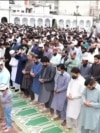 پاکستان: مساجد میں بڑے اجتماعات، کرونا احتیاط قدرے کم