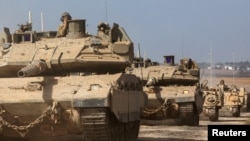 Израильские танки и военная техника занимают позиции возле границы Израиля с сектором Газа, на юге Израиля.