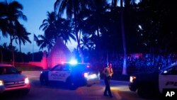 8일 오후 미국 플로리다주 팜비치 경찰이 마라라고 입구를 통제하고 있다. 
