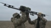 ทหารยูเครนกำลังฝึกฝนการใช้โดรนที่สนามฝึกในเขตกรุงเคียฟ เมื่อวันที่ 23 ก.พ. 2024 (AFP) 