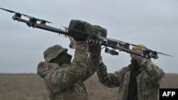ทหารยูเครนกำลังฝึกฝนการใช้โดรนที่สนามฝึกในเขตกรุงเคียฟ เมื่อวันที่ 23 ก.พ. 2024 (AFP) 
