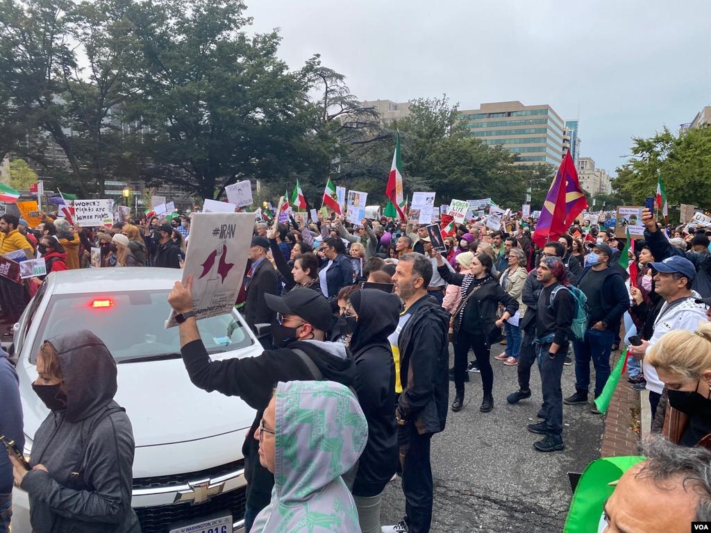 تجمع ایرانیان مقابل دفتر روزنامه &laquo;واشنگتن پست&raquo; در شهر واشنگتن برای حمایت از اعتراضات در ایران - شنبه ۹ مهر&nbsp;