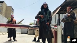 Боевики Талибана у американского посольства в Кабуле. 17 августа 2021