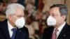 Predsednik Italije Serđo Matarela i premijer Mario Dragi, noseći maske na licu, razgovaraju nakon ceremonije polaganja zakletve za nove ministre, u predsedničkoj palati u Rimu, Italija, 13. februara 2021.
