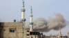 在加沙地带南部的拉法，浓烟在以色列空袭后冒起。(2024年3月27日)