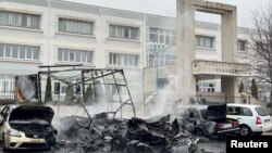 俄罗斯别尔哥罗德市在据称是乌克兰的导弹攻击中受损的汽车。（2024年3月16日）