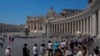 游客排长龙游览梵蒂冈。（美联社2023年7月10日）
