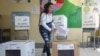 ARCHIVO - Una mujer captada mientras depositaba su voto en las elecciones de mitad de período y un referéndum nacional, en Quito, Ecuador, el 5 de febrero de 2023. Los ecuatorianos acuden a las urnas este domingo 21 de abril para un referendo con preguntas sobre seguridad.