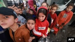 تعدادی از کودکان فلسطینی در رفح، جنوب نوار غزه، در صف دریافت سهمیه غذا - ۵ مارس ۲۰۲۴ 