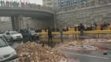 سنگ و آجر و گاز اشک‌آور در اتوبان امام علی تهران گرانی بنزین / عکس ارسالی به صدای آمریکا 