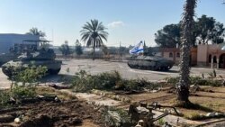 Gambar selebaran yang dirilis oleh tentara Israel menunjukkan tank tim tempur Brigade 401 memasuki perbatasan Rafah sisi Palestina yang melintasi antara Gaza dan Mesir di Jalur Gaza selatan, 7 Mei 2024.
