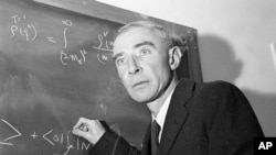 15 Aralık 1957 - Dr. J. Robert Oppenheimer, Princeton Üniversitesi’nin İleri Çalışmalar Enstitüsü’ndeki ofisinde, kara tahta başında.
