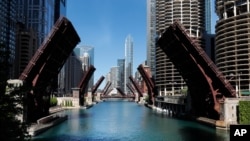 Belediye Başkanı Lori Lightfoot, COVID-19 pandemisi ve George Floyd'un öldürülmesinden sonra başlayan protesto eylemlerinin Chicago'da suç oranını hızla arttırması üzerine 2020 yılı Mayıs ayında Chicago Nehri üzerindeki köprüleri kaldırma talimatı vererek kent merkezine girişleri engellemişti.