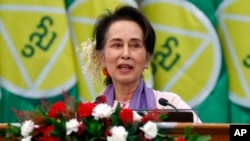 រូបឯកសារ៖ មេដឹកនាំ​ប្រទេស​មីយ៉ាន់ម៉ា​អ្នកស្រី Aung San Suu Kyi ថ្លែង​សុន្ទរកថា​ នៅក្នុង​កិច្ចប្រជុំមួយ​នៅ​រដ្ឋធានី​ណៃពិដោ ប្រទេស​មីយ៉ាន់ម៉ា កាលពីថ្ងៃទី២៨ ខែមករា ឆ្នាំ២០២០។ 