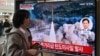 Chương trình tin tức phát sóng hình ảnh vụ phóng tên lửa của Triều Tiên tại Ga xe lửa Seoul ở Hàn Quốc, vào ngày 2/4/2024.