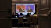 Журналисты наблюдают за дебатами губернатора Флориды Рона Десантиса с губернатором Калифорнии Гэвином Ньюсомом на экране в медиа-зале в Альфаретте, штат Джорджия, США, 30 ноября 2023 года.