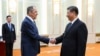 El presidente chino Xi Jinping y el canciller ruso Serguéi Lavrov se dan la mano durante su reunión en Beijing, China. Foto publicada por el servicio de prensa del Ministerio de Relaciones Exteriores de Rusia el martes 9 de abril de 2024