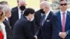 Премьер-министр Японии Фумио Кисида встречает президента Джо Байдена в аэропорту. 22 мая 2022 г. 