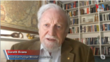Former Australian Foreign Minister Gareth Evans, a key initiator of the 1991 Paris Peace Agreement, has urged Cambodian people to remain optimistic and educate young people about the country’s past and the way forward