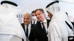 Posle sastanka sa izraelskim ministrom spoljnih poslova Jairom Lapidom, Entoni Blinken se rukuje sa ministrom spoljnih poslova Bahreina Abdulatifom bin Rašidom Alzajanijem (levo) i šeikom Abdulahom bin Zajed Alnahjanom (Foto: AP/Jacquelyn Martin)