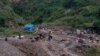 A kamituga les adultes et enfants dans le carré minier de Chanda, en RDC, le 23 mars 2017. (VOA/Ernest Muhero)