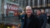 蘋果行政總裁庫克(Tim Cook) 於2024 年2月2日在紐約市的一家蘋果店，參加Vision Pro 耳機的發佈活動。