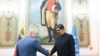 El fiscal de la Corte Penal Internacional, Karim Khan, saluda al presidente venezolano Nicolás Maduro en el palacio presidencial de Miraflores, en Caracas, este lunes 22 de abril, en una fotografía difundida por el despacho del jefe de Estado.