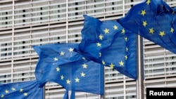 ILUSTRACIJA - Zastave Evropske unije pred sedištem Evropske komisije (REUTERS/Yves Herman)
