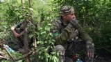 乌军战士在战斗前线休息片刻。（法新社2024年4月28日）