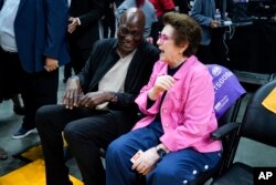 Billi Jean King, WNBA Kadın Basketbol Ligi'nde Los Angeles Sparks -Phoenix Mercury karşılaşmasını seyrederken